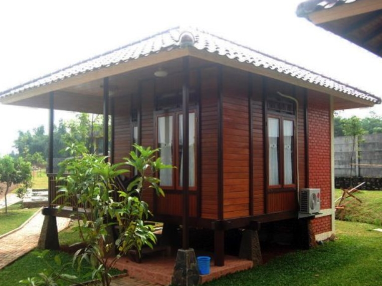 Rumah Kayu dengan Bungalow Rendah